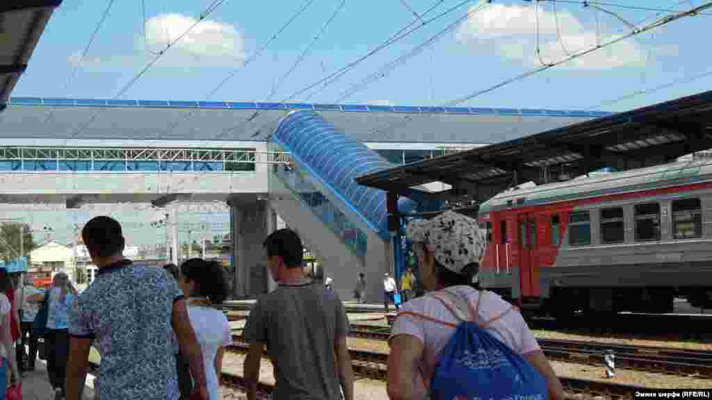 Мост-переход над путями – конкорс. Его открыли в начале 2013 года. Тогда он обошелся в 35,7 млн грн