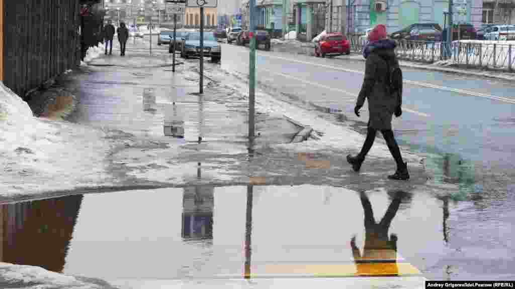 Затопленные зебры — бич не одних лишь Горок. Таких переходов полно в районе улиц Петербургская и Островского. Этот кадр сделан на Петербургской. Как преодолеть затопленную зебру, если не хочешь идти вброд? Правильно, прямиком по проезжей части. 