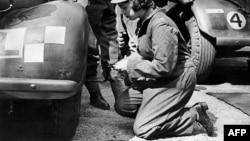 Елизавета II во время починки колеса армейскому автомобилю, 1945 год