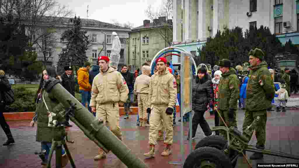 «Юнармейцы» возле 120-миллиметрового миномета