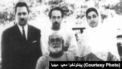 عبدالصمد خان اڅکزی ناست دی او کیڼ لاس ته د هغه لور ولیعهد (خور بي بي) ولاړه ده.