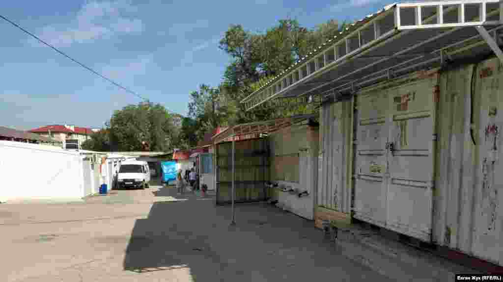 Далее улица Папанина упирается в небольшой рынок с новым названием «Торговые ряды «Корабельная сторона», раньше это был рынок «Корабельный»