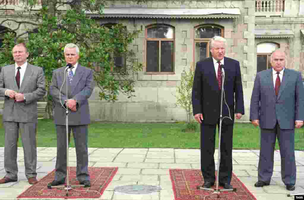 Леонид Кучма, Президент Украины Леонид Кравчук, Президент России Борис Ельцин и Виктор Черномырдин (на снимке слева направо) под Ялтой в Массандре. Поездка Бориса Ельцин в Украину, сентябрь 1993 года