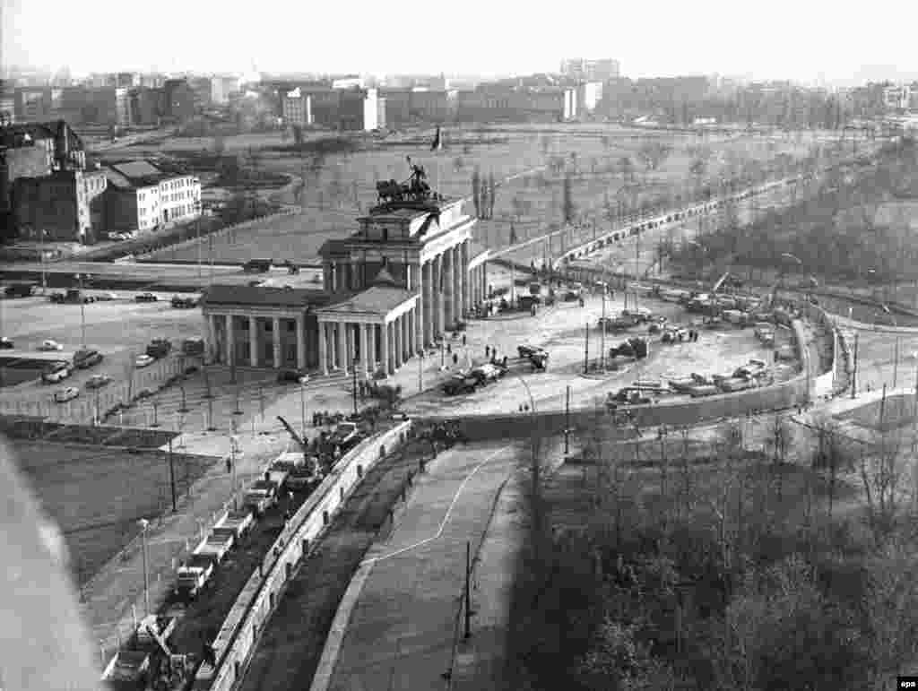 Строительство Берлинской стены. Фото сделано 20 ноября 1961 года.  