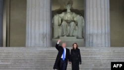 Трамп с супругой Меланией у мемориала Линкольна в центре Вашингтона