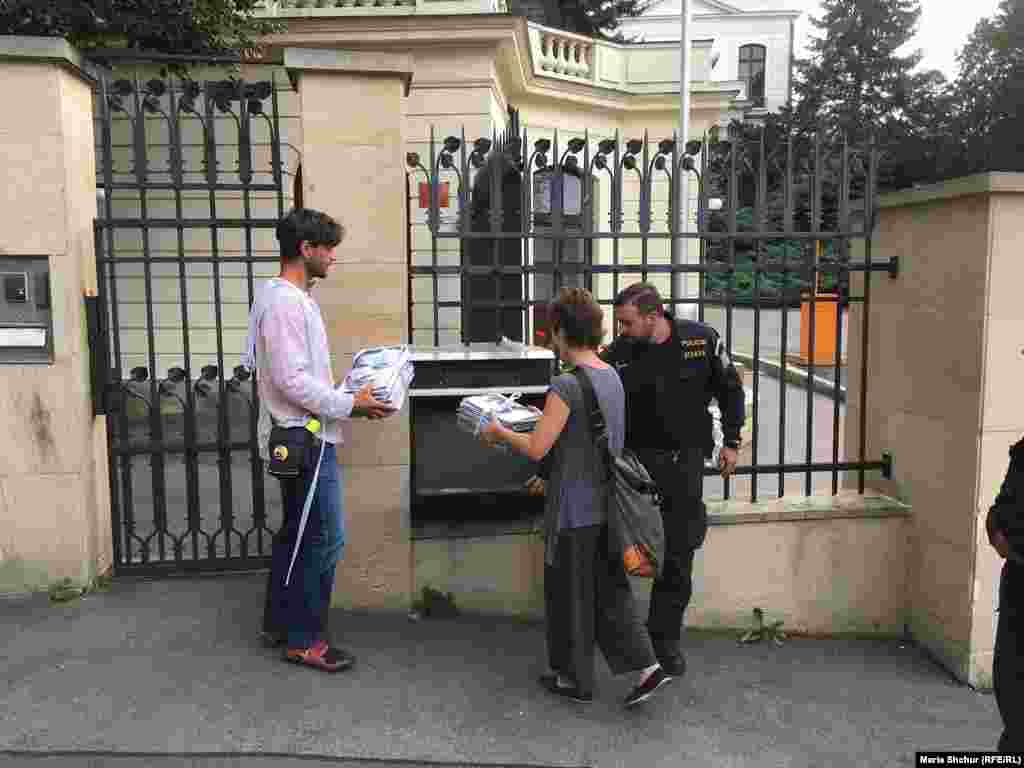 Требования освободить политзаключенного участники протеста передали в 11:55. Пражский актер и соорганизатор протеста Мартин Янда объяснил, что «эта цифра также символическая, потому что она означает, что наступает уже последняя минута, когда еще можно что-то сделать для Олега Сенцова. И мы требуем, чтобы российские власти это сделали, его выпустили»  