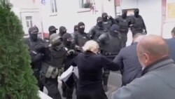 Протесты в Беларуси: автоматы, гранаты и слезоточивый газ – силовики арестовывают людей (видео) Протесты в Беларуси: автоматы, гранаты и слезоточивый газ – силовики арестовывают людей (видео)