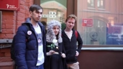 "Девушке с Конституцией" запретили выходить по ночам из дома "Девушке с Конституцией" запретили выходить по ночам из дома