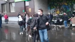 Хоровод на акции протеста в Пскове 21 апреля Хоровод на акции протеста в Пскове 21 апреля