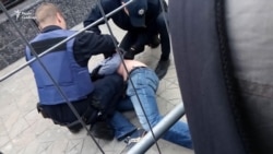 В Киеве активисты пытались снести ограждение у посольства России В Киеве активисты пытались снести ограждение у посольства России