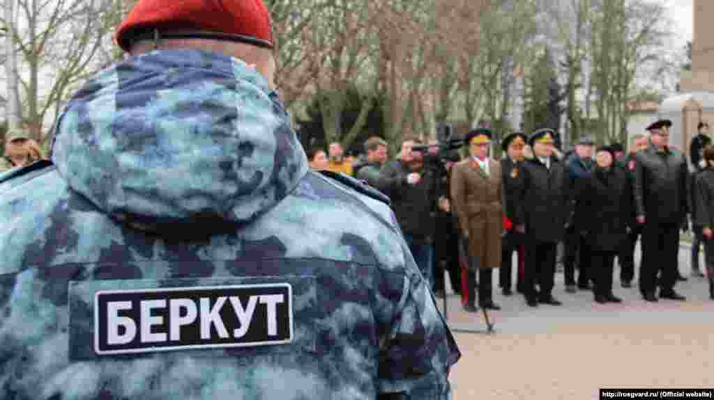 Поруч із шевроном із написом «ОМОН» нерідко можна побачити шеврони спецпідрозділу «Беркут». Після Євромайдану міністр внутрішніх справ України Арсен Аваков заявив про розпуск спецпідрозділу. Кримський «Беркут», який також брав участь у розгоні протестувальників, не визнав законність розпорядження. Зараз ОМОН «Беркут» – це спецпідрозділ Росгвардії, що існує в Криму після анексії півострова