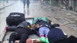 Тисячі людей залишають схід Алеппо (відео) Тисячі людей залишають схід Алеппо (відео)