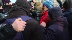 В Киеве во время суда над Саакашвили произошла потасовка (видео) В Киеве во время суда над Саакашвили произошла потасовка (видео)