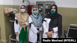 د کواټ ډاکټرانو علامتي کاربندېز پیل کړی، دوی تور لګوي چې ضلعي ناظم یې په کار کې مداخله کوي.