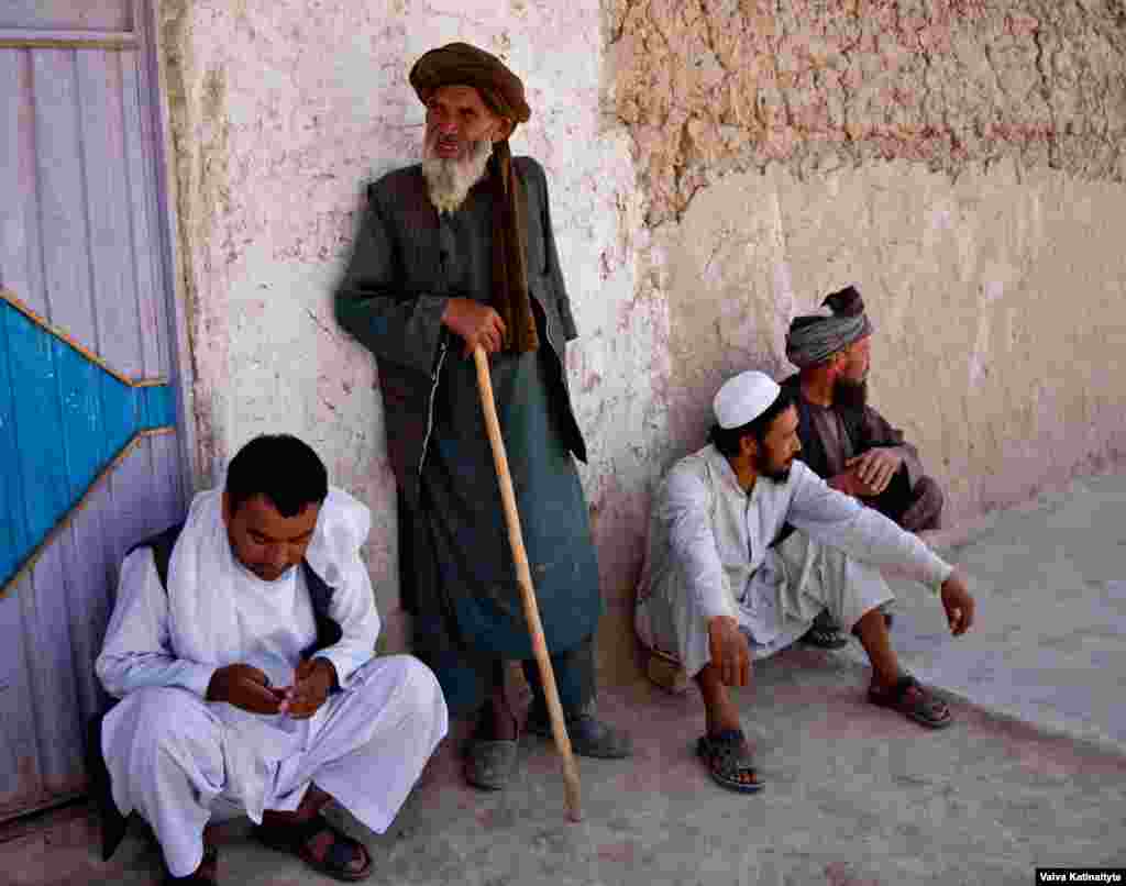 Balkh has not been shielded from the violence. Agha Jan, an elderly farmer from Balkh’s Chimtal district, moved to the outskirts of Mazar-e Sharif three months ago. 