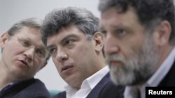 Слева направо: Владимир Рыжков, Борис Немцов и Сергей Пархоменко, лидеры протестного движения.