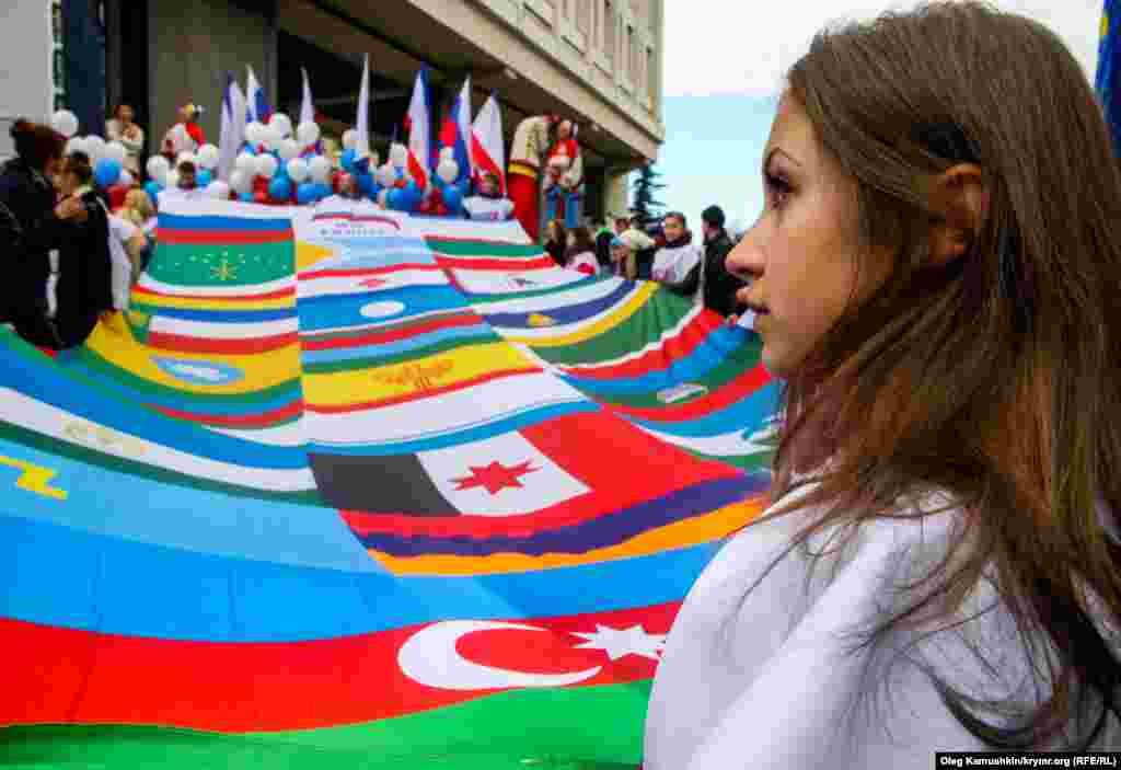 Из флагов республик Российской Федерации сшили огромное полотно 