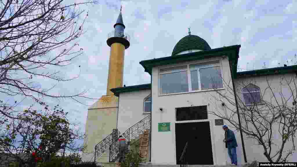 На крыше под минаретом городской мечети Ор-Джами – следы ржавых маслянистых подтеков
