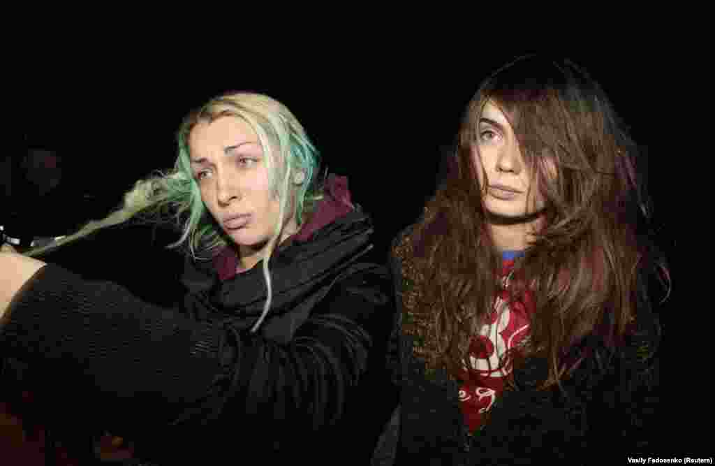 Шачко (справа) и вторая основательница Femen Инна Шевченко разговаривают с журналистами у больницы в небольшом городе недалеко от Минска, 2011 год. Активистки рассказали прессе, что их схватили белорусские милицейские, заставили раздеться, угрожали насилием, а потом выбросили без одежды в лесу. 