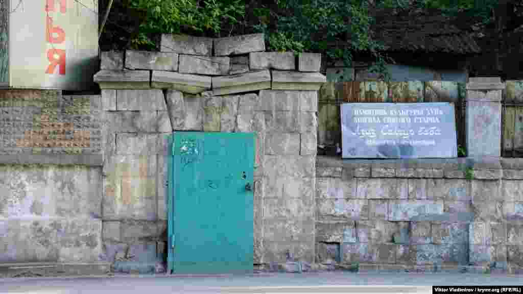 У цій частині вулиці розташований пам'ятник культури XVII століття – могила святого старця «Азіз Салгир Баба». Вона охороняється державою