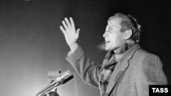 Евгений Евтушенко, октябрь 1960