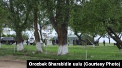 Мақомоти Тоҷикистону Қирғизистон дар ин ҷо дар бораи роҳҳои хотима додан ба ҷанг ва таъину аломатгузории марз гуфтугу карданд. Акс аз рӯзи якуми май аз вилояти Ботканди Қирғизистон.