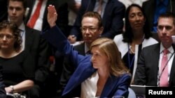 Постоянный представитель США при ООН Саманта Пауэр голосует за резолюцию по снятию санкций с Ирана, 20 июля 2015 года