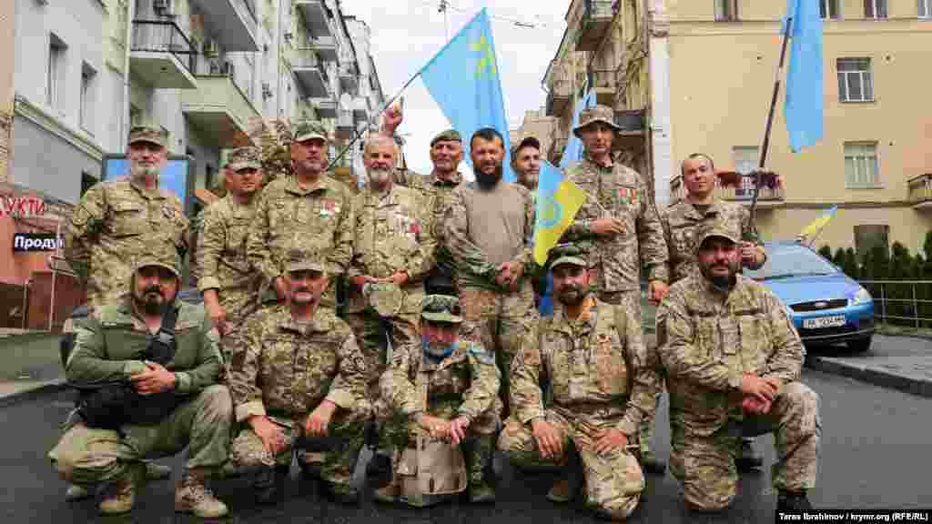 «Мы давно думали собрать на День Независимости военных из Крыма. В этом году нам это частично, но удалось. Но все еще впереди, впереди освобождение Крыма. Мир наступит только после победы, поэтому я всем желаю мира», – сказал Баротов