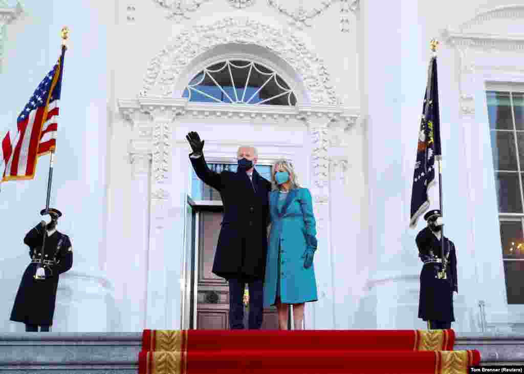 Президент США Джо Байден машет рукой первой леди Джилл Байден у Северного портика Белого дома после инаугурации 20 января 2021 года  