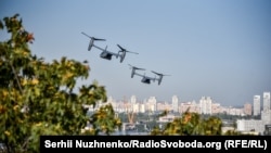 Вдоль Днепра в Киеве пролетают американские конвертопланы CV22B, 23 сентября 2020 года