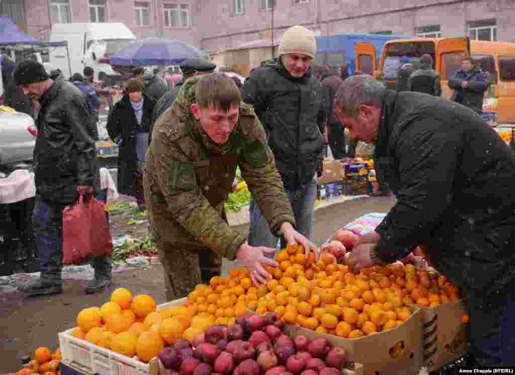Российский военнослужащий покупает мандарины на центральном рынке Гюмри. Во время расследования убийства семьи Аветисян было выявлено масштабное хищение продуктов, на сумму в 7 миллионов 800 тысяч долларов, предназначавшихся Минобороны России для питания своих военнослужащих в Армении. Все продукты были украдены и перепроданы на местных рынках  