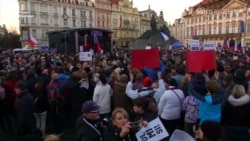 Чехи в годовщину Бархатной революции требовали отставки премьера Бабиша (видео) Чехи в годовщину Бархатной революции требовали отставки премьера Бабиша (видео)