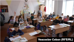 Tot mai mulți copii din stânga Nistrului aleg să învețe limba română. Cu ce probleme se confruntă școlile