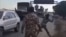 Вооруженные сирийцы бросают камни в колонну российских военных, двигающуюся по дороге в Сирии, точные дата и место съемки неизвестны