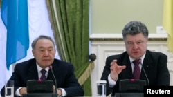 НурсултIан Назарбаев ва Петр Порошенко Киевалда пресс-конференциялда, 22 Дек2014