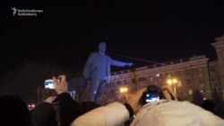 Soviet-Era Monument Torn Down In Eastern Ukraine Soviet-Era Monument Torn Down In Eastern Ukraine