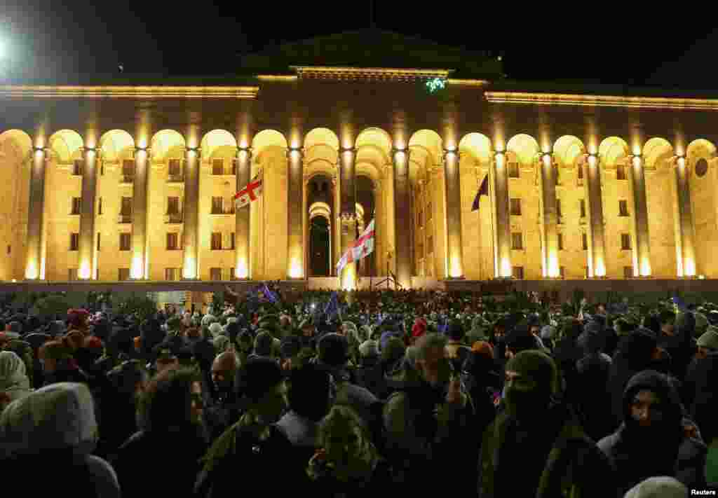 Протестувальники зібралися біля парламенту і біля центрального офісу правлячої партії «Грузинська мрія» в Тбілісі після того, як 28 листопада премʼєр-міністр Іраклій Кобахідзе заявив, що його уряд призупиняє переговори про вступ до ЄС до 2028 року і не прийматиме бюджетні гранти від Брюсселя