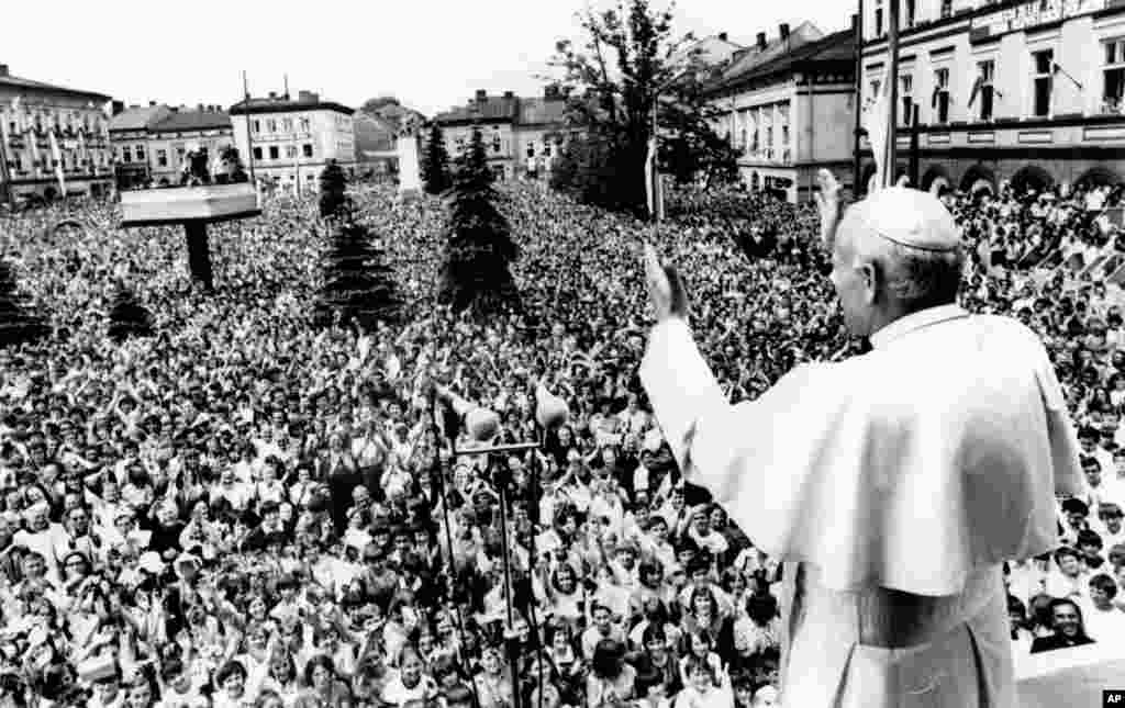 Июнь 1979 года. Папа Иоанн Павел II совершает визит в свою родную страну – Польшу. Его приветствуют миллионы людей. Папа избегает прямой критики коммунистических правителей Польши, но в своих проповедях говорит о «неотъемлемых» правах граждан, укрепляя дух недовольных режимом. Через несколько месяцев в Гданьске был основан антикоммунистический профсоюз «Солидарность», в который за год вступили около 10 миллионов человек.  