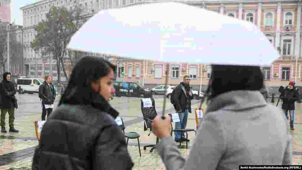 «Ми маємо розуміти, що зло, яке не карається – воно завжди повертається. Російська імперія, не будучи покараною у 91-му році, вона повернеться на нашу землю ще не раз. Проблема не тільки в Путіні. Проблема на тільки в 11 чи 11 тисяч в’язнів, бранців і жертвах Кремля. Проблема в тому, що вони будуть знову. Повернення Криму, повернення Донбасу – це не просто унеможливлення наступних репресій проти українців. Це покарання тих ворогів, які зробили все, щоб війна прийшла на нашу землю», – сказав перед стільцем Тимура Ібрагімова історик, журналіст Вахтанг Кіпіані