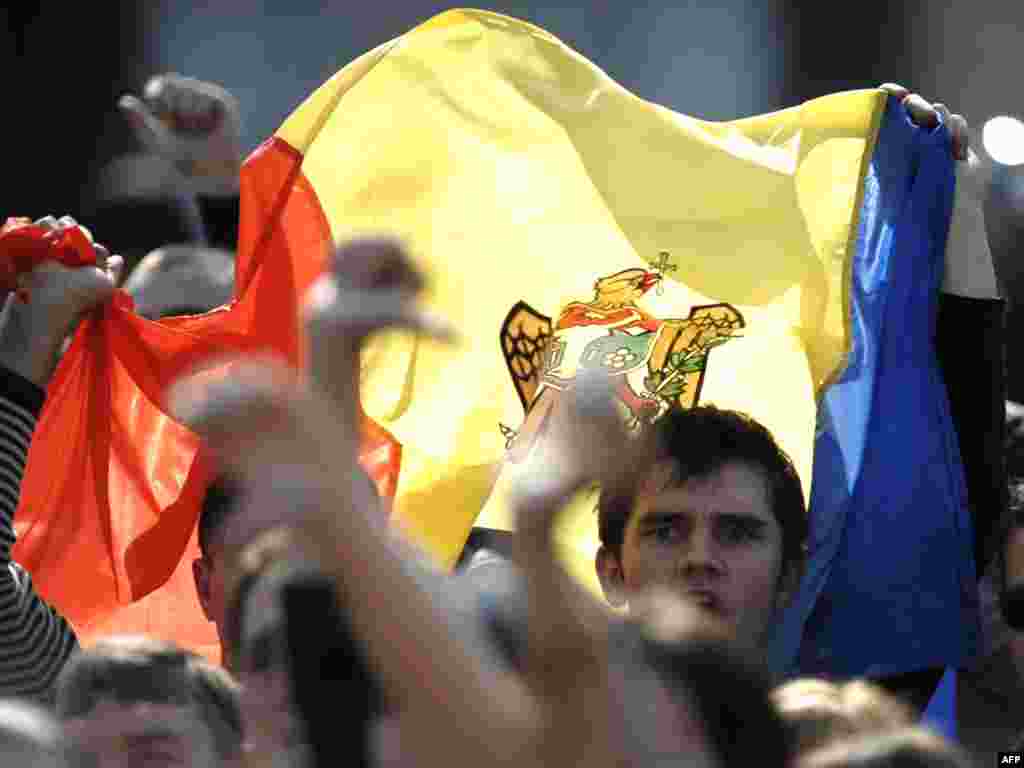 8 апреля. Митинг у здания правительства Молдовы