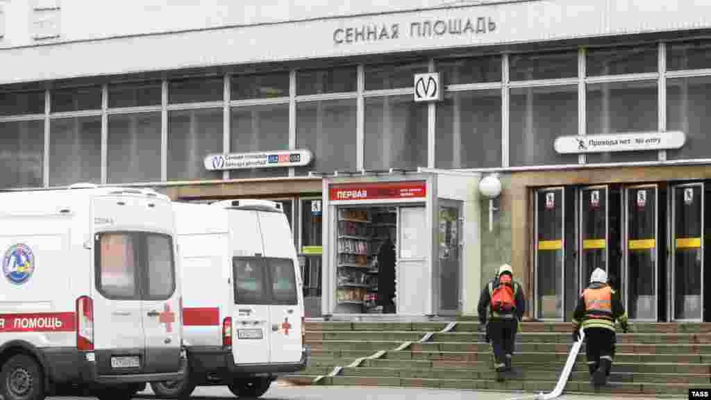 Выход из станции «Сенная площадь», на которой произошел взрыв