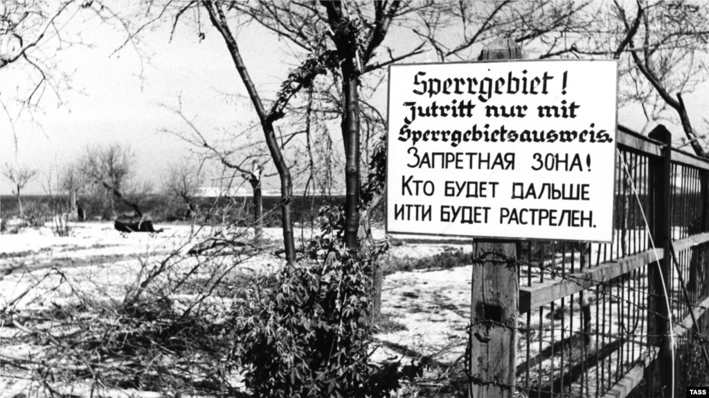 Но и об идеализации оккупации речь не идет. Изображенное объявление было сфотографировано в 1944 году, но появилось, разумеется, гораздо раньше. Разделение городов на зоны для «истинных арийцев» и для всех остальных – привычная нацистская практика. На фото: объявление о начале «запретной зоны» на Приморском бульваре Севастополя, май 1944 года