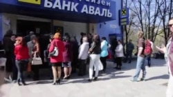Закрывающийся банк «Аваль» собрал очередь из тысячи человек Закрывающийся банк «Аваль» собрал очередь из тысячи человек