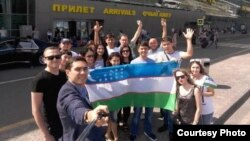 Үзбәкстандагы татар яшьләре Казанга Татар яшьләре форумына килгәч. 2016 ел.