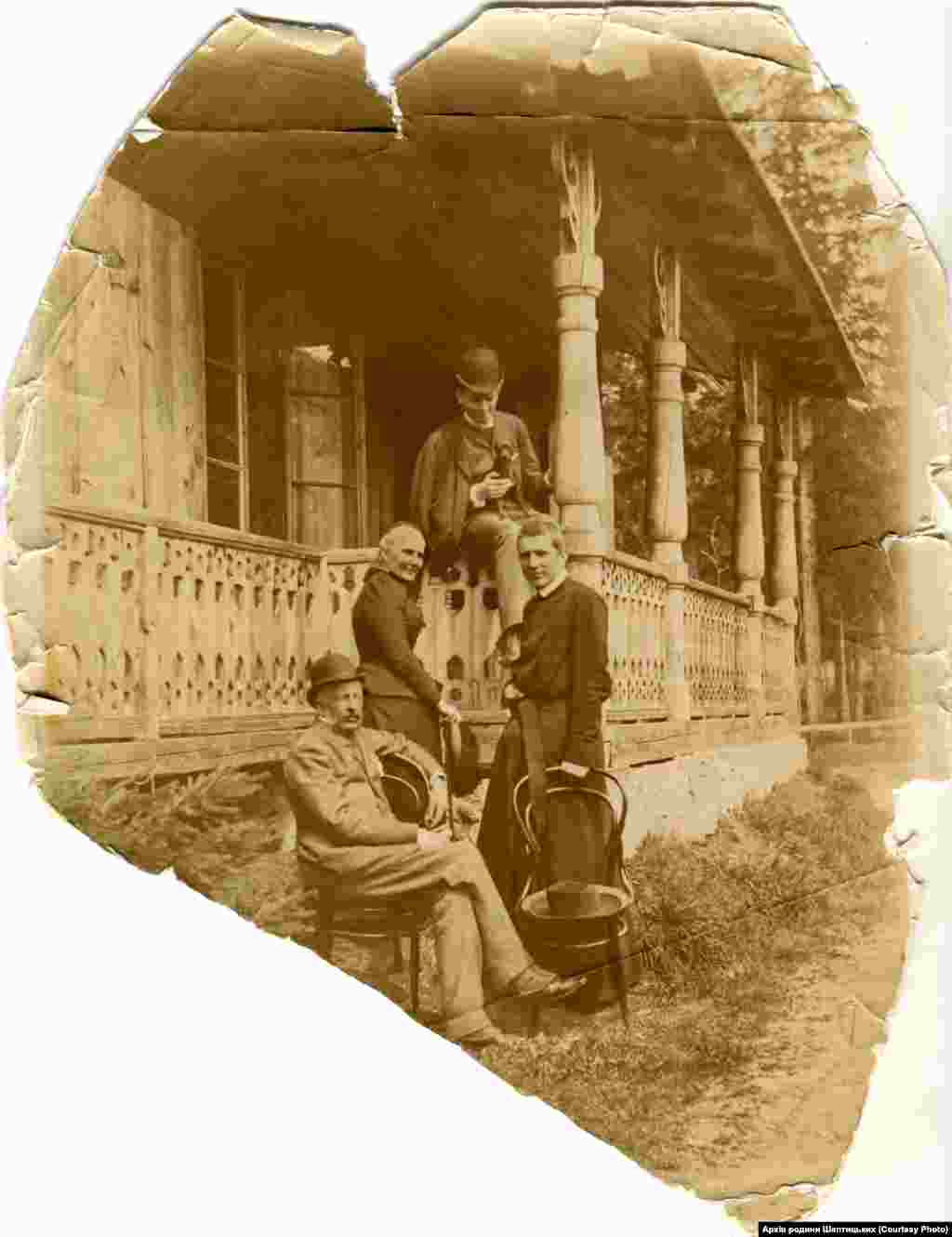 Граф Ян Кантій Шептицький, графиня Софія Шептицька (ур. Фредро), граф Казимир (о. Климентій) Шептицький, граф Роман (о. Андрей) Шептицький у Закопаному. Квітень 1892 р. Фото з колекції «Archiwum Szeptyckich» (Власність «Fundacji Rodu Szeptyckich»)