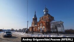 Из-за четырёхполосной магистрали забор, скорее всего, сдвинут вплотную к старинному храму. Устоит ли сама церковь во время масштабных работ — вопрос пока ещё тоже открытый.