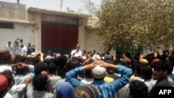 پاکستان: د بلوچستان په حب ښارګوټۍ د پولیس تاڼې بهر د یوه هندو کس پرضد مظاهره وشوه چې د مذهب سپکاوي تور پرې لګېدلی وو. د مې ۴ د ۲۰۱۷م کال