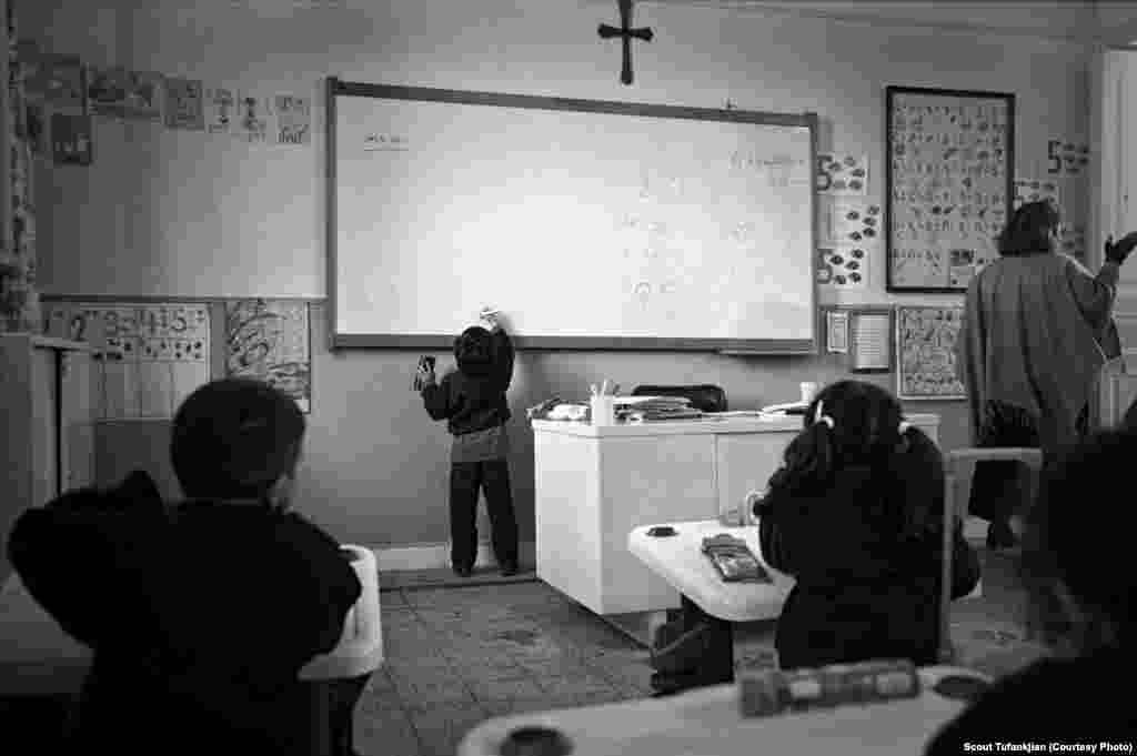 Ученики учат армянский алфавит в школе Богосян в Александрии, Египет. "Я не думаю, что армяне когда-либо полностью приспособятся к жизни в диаспоре, - сказал Туфанкджян один из представителей местной общины. - Во многом у них есть финансовая стабильность, дом, карьера. Но они всегда желают чего-то большего... чего-то, что всегда заставляет их не быть полностью погруженными в города и страны, где они сейчас живут. Они всегда ищут чего-то, что утеряно".    