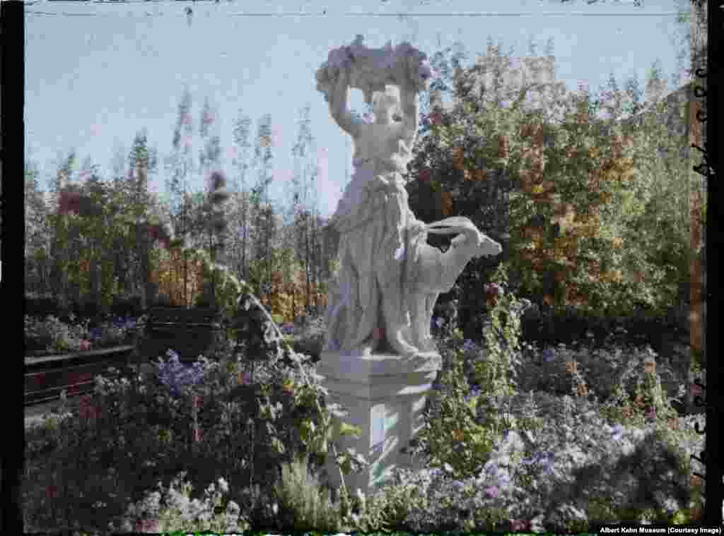Весна в саду на окраинах Кабула. В 1920-х годах Афганистан был новым независимым государством, только что обретшим фактическую независимость от Британской империи. В течение почти десятилетия после провозглашения независимости страной правил Аманулла-хан, человек светских взглядов, стремившийся развивать Афганистан по примеру западных государств      