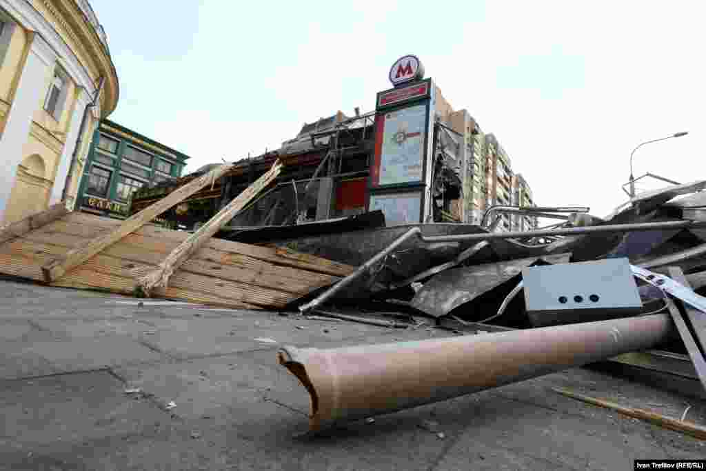 Разрушенный торговый павильон возле метро "Новослободская"